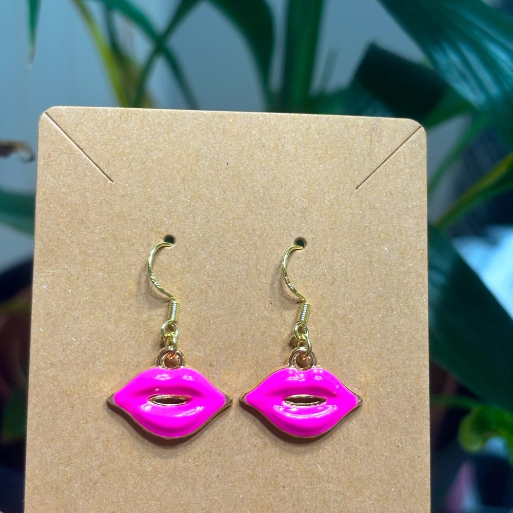 Hot pink lip earrings in gold 925